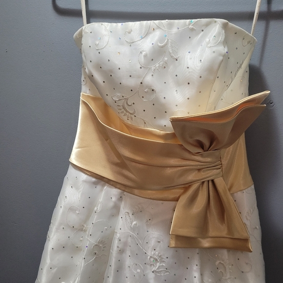 Gunne Sax Jessica McClintock White and Gold Strapless Formal Dress - Picture 5 of 9